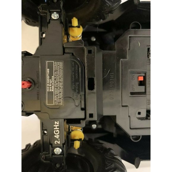 New Bright RC 1:14 Scale Polaris RZR ATV - Yellow no remote no battery cover 13” - Picture 8 of 12